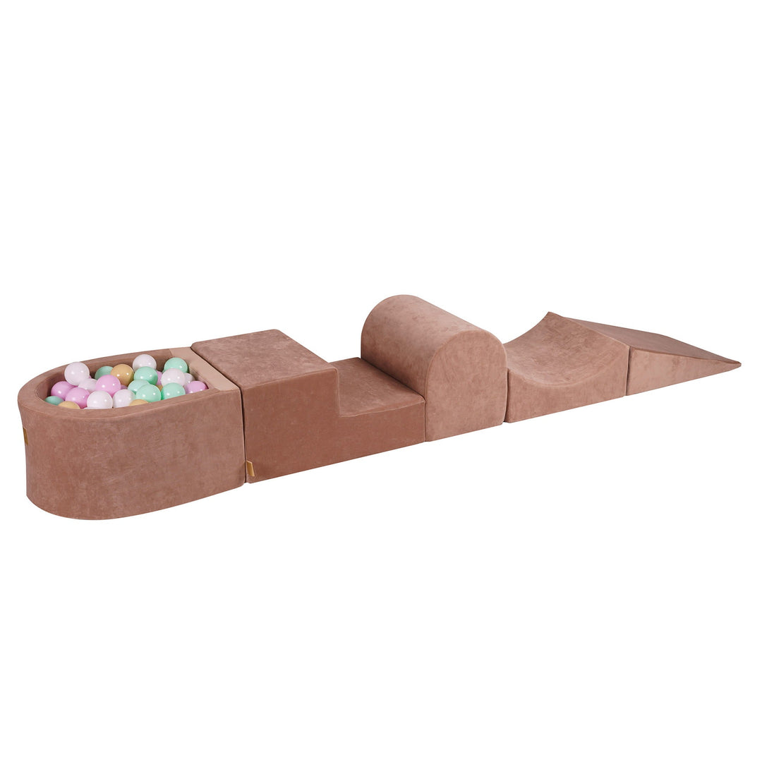 Spielset aus samtig-beigem Schaumstoff mit kleinem Bällebad und 100 Bällen