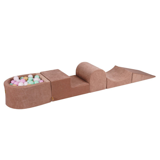 Spielset aus samtig-beigem Schaumstoff mit kleinem Bällebad und 100 Bällen