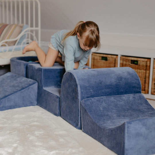 Spielset aus samtig-blaugrauem Schaumstoff mit kleinem Bällebad und 100 Bällen