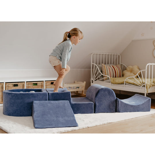 Spielset aus samtig-blaugrauem Schaumstoff mit kleinem Bällebad und 100 Bällen