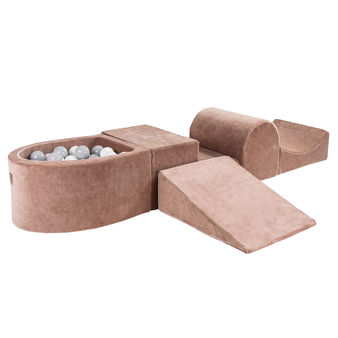 Spielset aus samtig-beigem Schaumstoff mit kleinem Bällebad und 100 Bällen