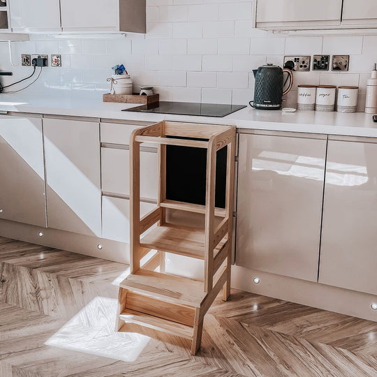 Küchenhelfer mit Tafel