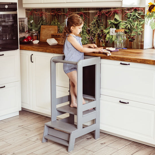 Küchenhelfer mit Tafel