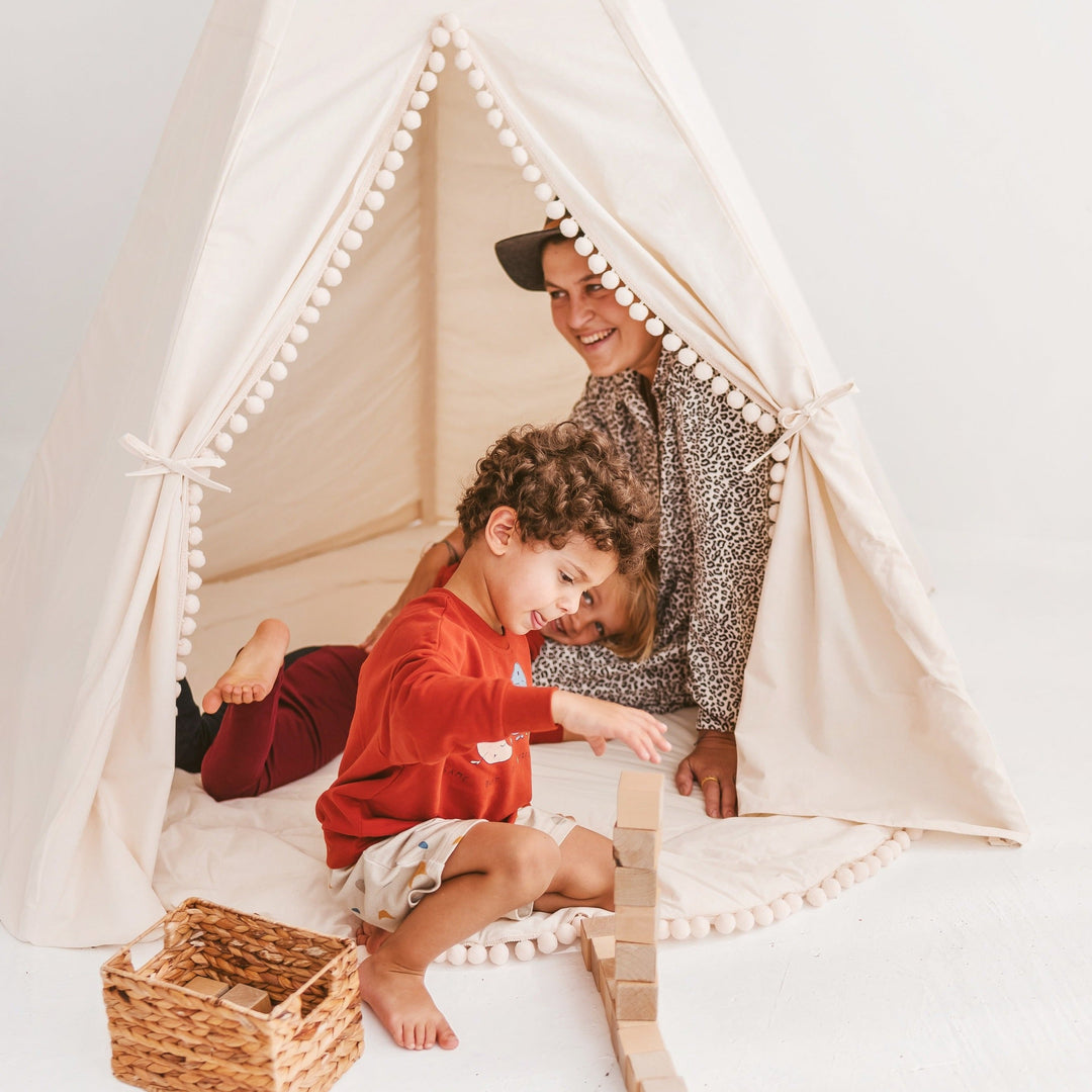 Extra großes Tipi-Zelt für Kinder mit Pom-Pom-Dekor