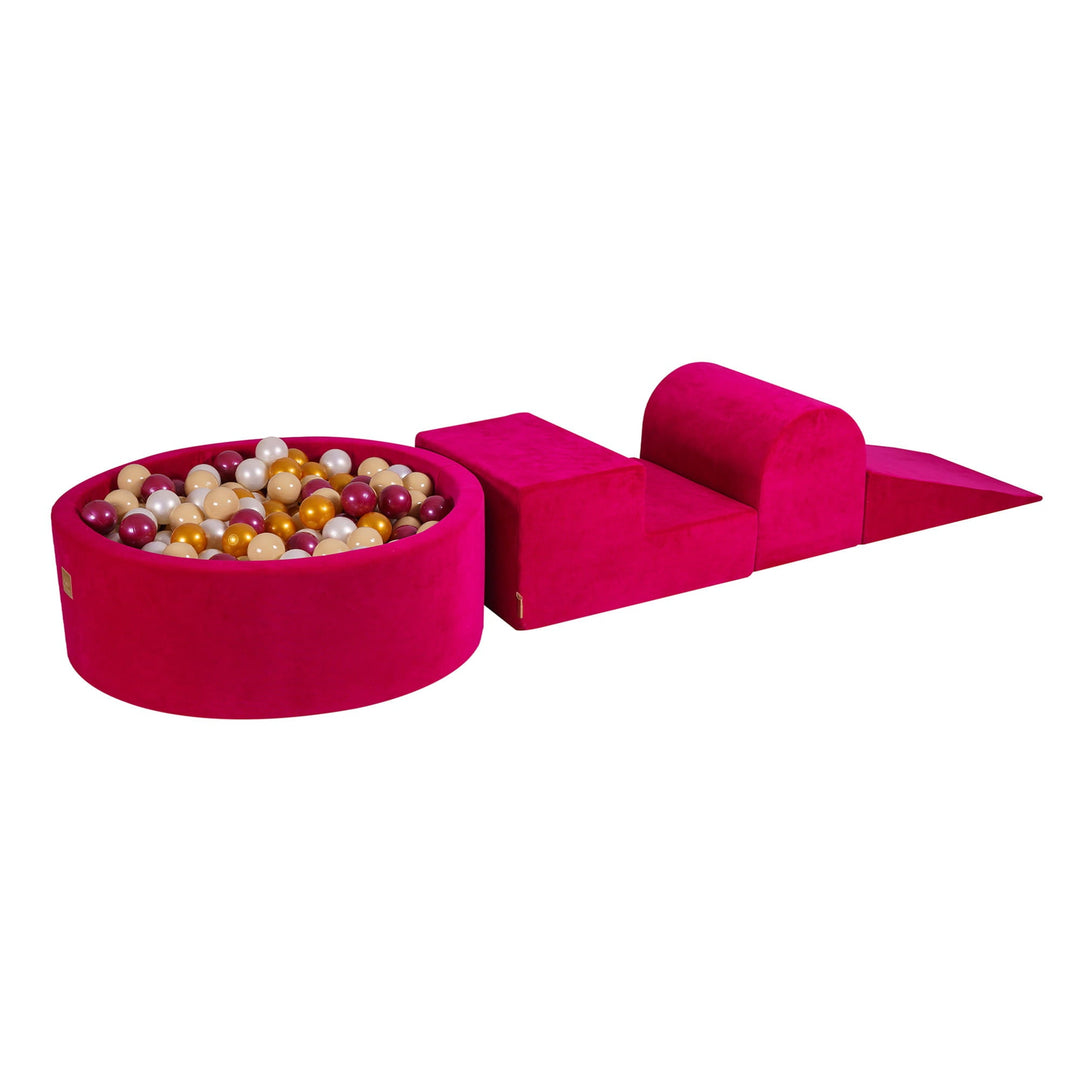 Spielset aus samtig-magentafarbenem Schaumstoff mit rundem Bällebad